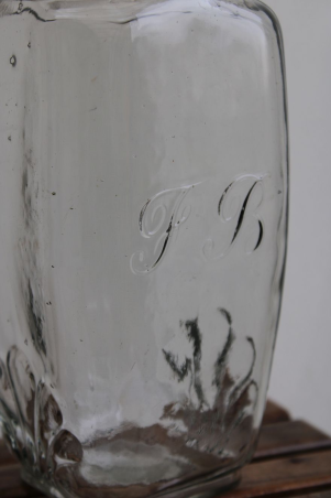 Ancien bocal en verre monogrammé