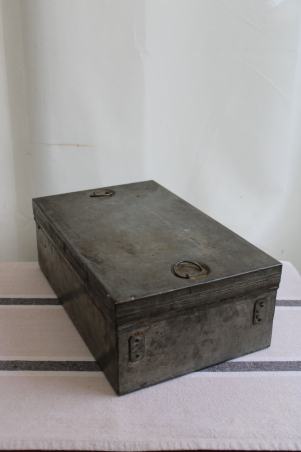 Ancienne boîte militaire en métal