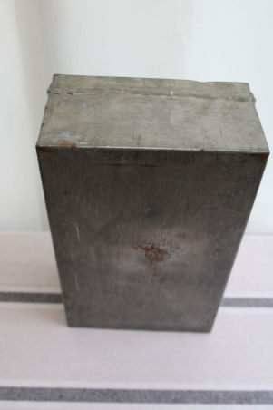 Ancienne boîte militaire en métal