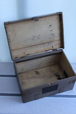 Ancienne boîte de rangement en bois
