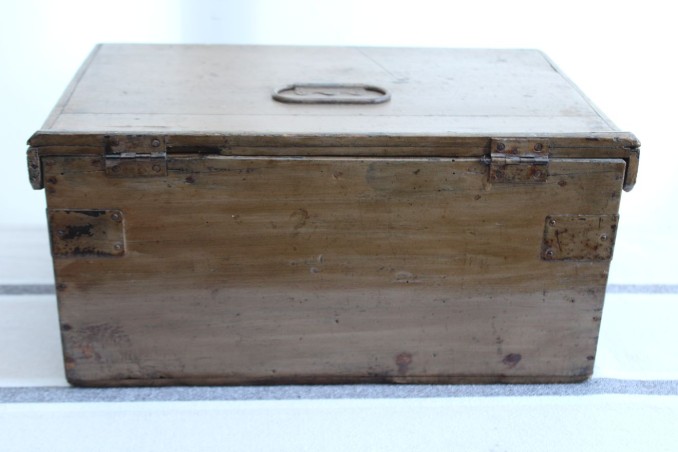 Ancienne boîte de rangement en bois