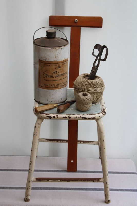 Ancien tabouret d'atelier en métal