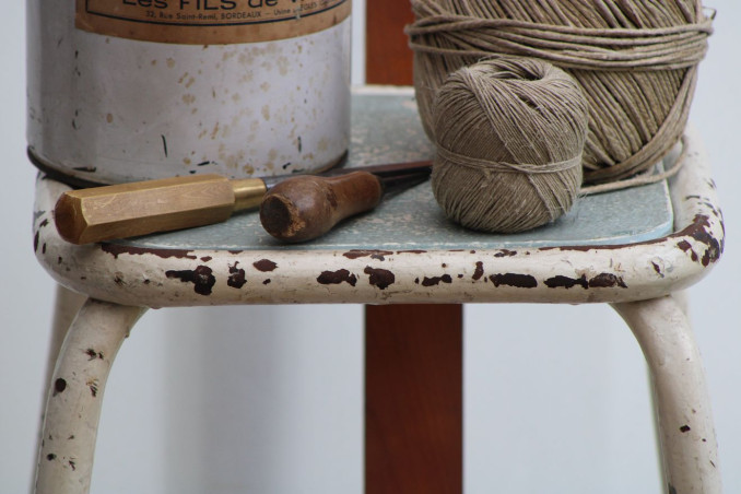 Ancien tabouret d'atelier en métal