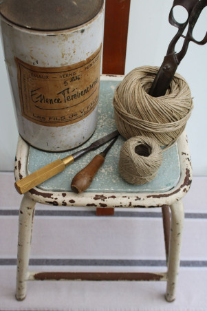 Ancien tabouret d'atelier en métal