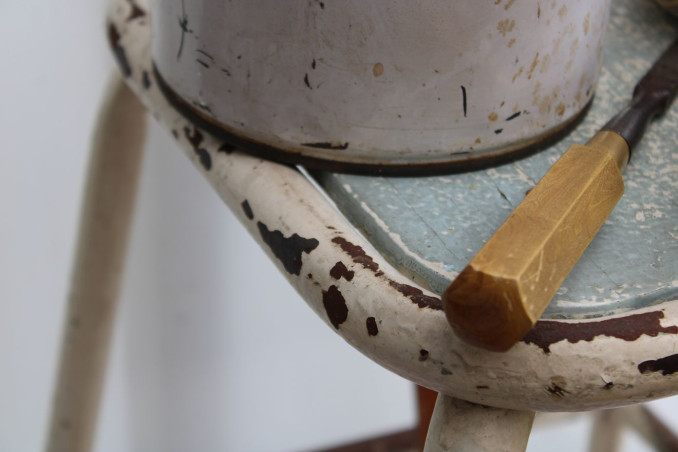 Ancien tabouret d'atelier en métal