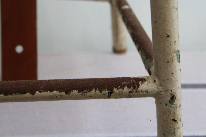 Ancien tabouret d'atelier en métal