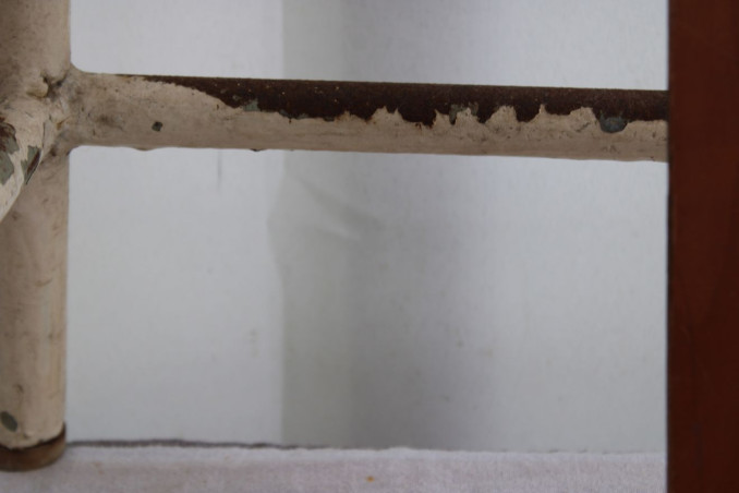 Ancien tabouret d'atelier en métal