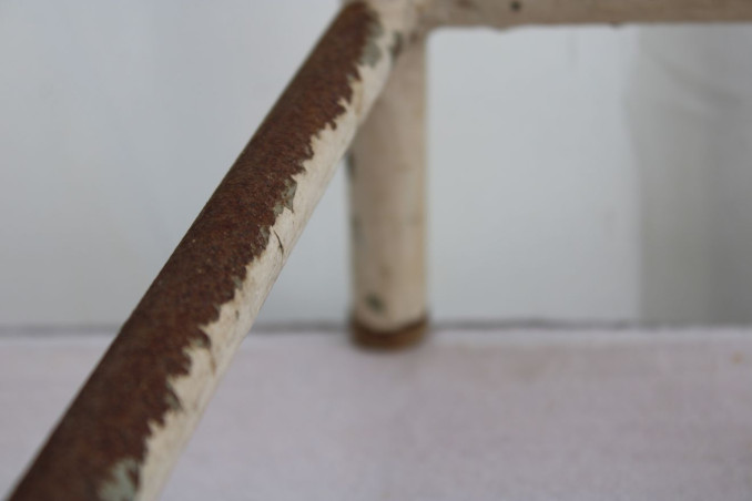 Ancien tabouret d'atelier en métal