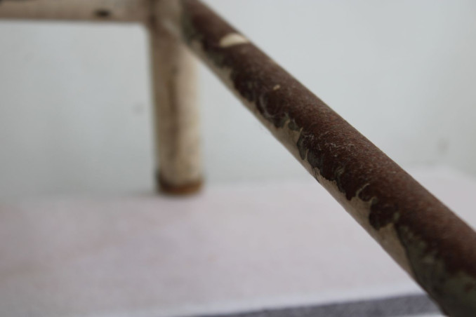 Ancien tabouret d'atelier en métal