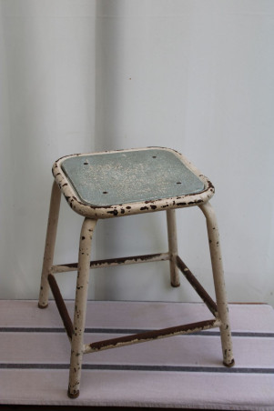 Ancien tabouret d'atelier en métal