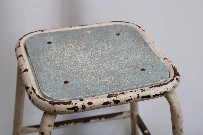 Ancien tabouret d'atelier en métal