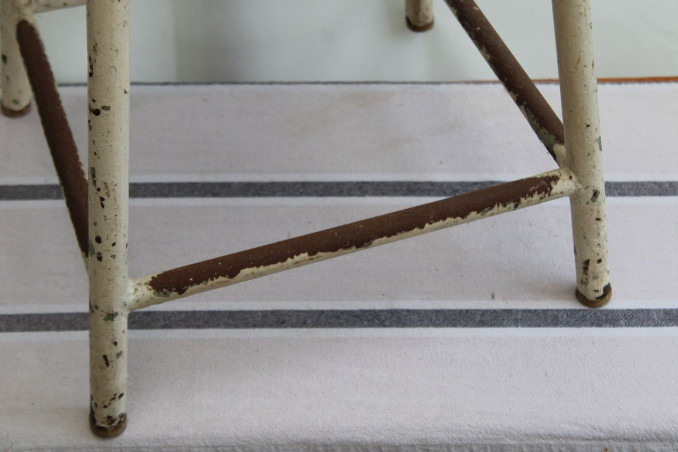Ancien tabouret d'atelier en métal
