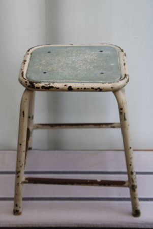 Ancien tabouret d'atelier en métal