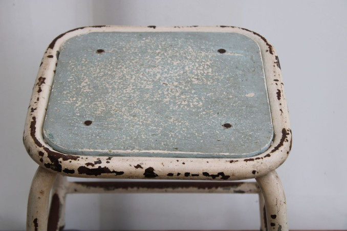 Ancien tabouret d'atelier en métal