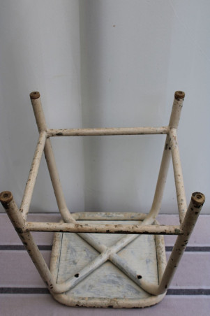Ancien tabouret d'atelier en métal