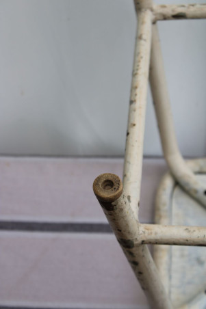 Ancien tabouret d'atelier en métal