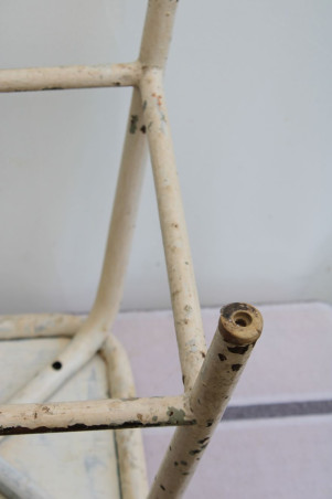 Ancien tabouret d'atelier en métal