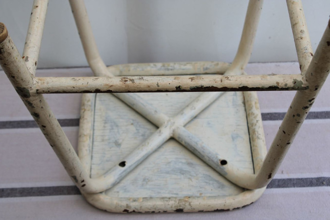 Ancien tabouret d'atelier en métal