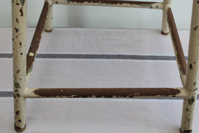 Ancien tabouret d'atelier en métal