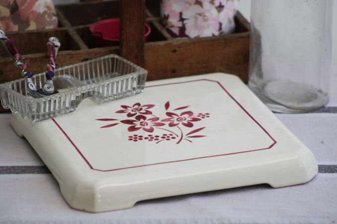 Ancien dessous de plat en porcelaine
