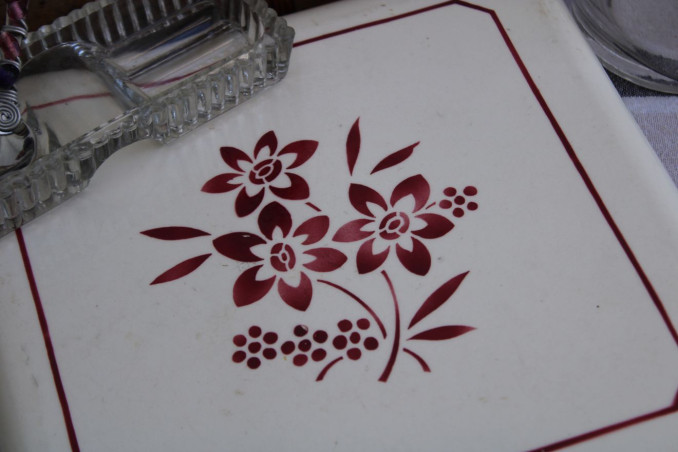 Ancien dessous de plat en porcelaine
