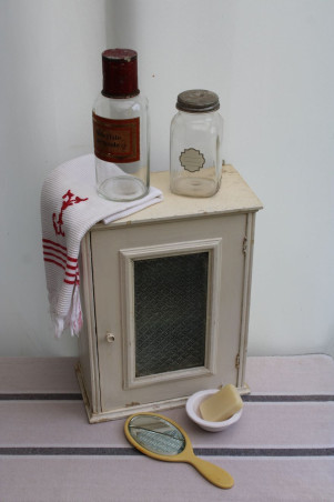 Ancienne armoire à pharmacie en bois
