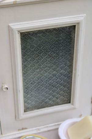 Ancienne armoire à pharmacie en bois