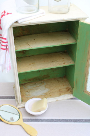 Ancienne armoire à pharmacie en bois