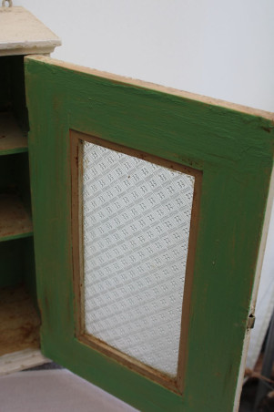 Ancienne armoire à pharmacie en bois