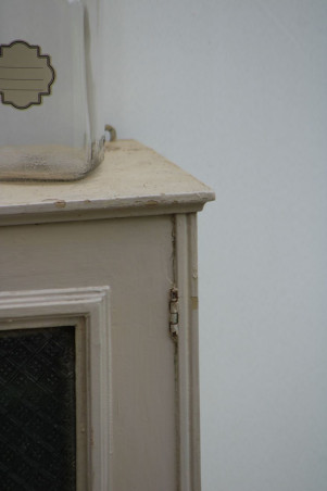 Ancienne armoire à pharmacie en bois