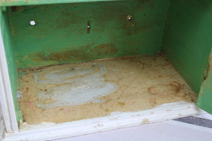 Ancienne armoire à pharmacie en bois