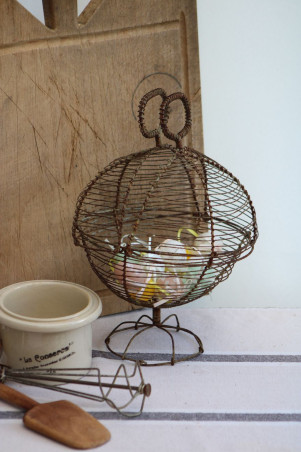 Ancien panier à oeufs en fil de fer