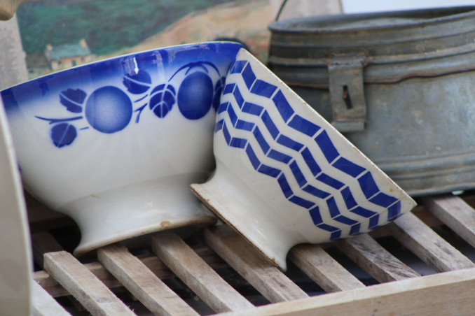 Lot de deux anciens bols en céramique