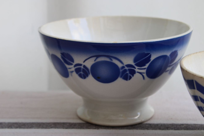 Lot de deux anciens bols en céramique