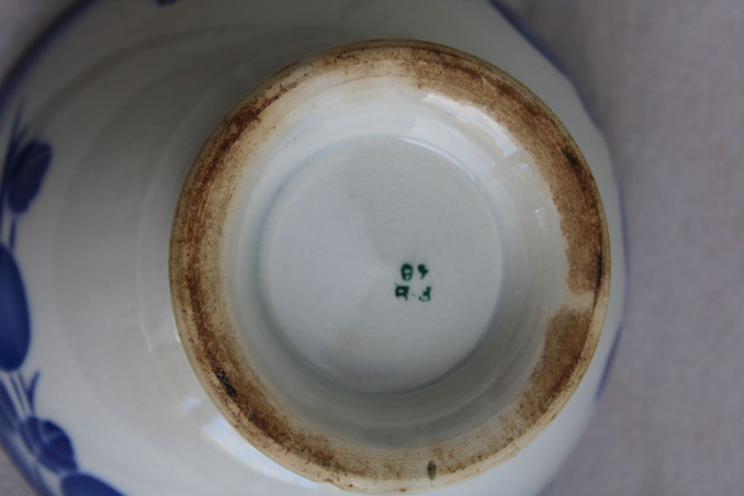 Lot de deux anciens bols en céramique