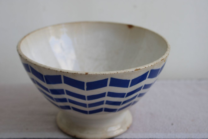 Lot de deux anciens bols en céramique