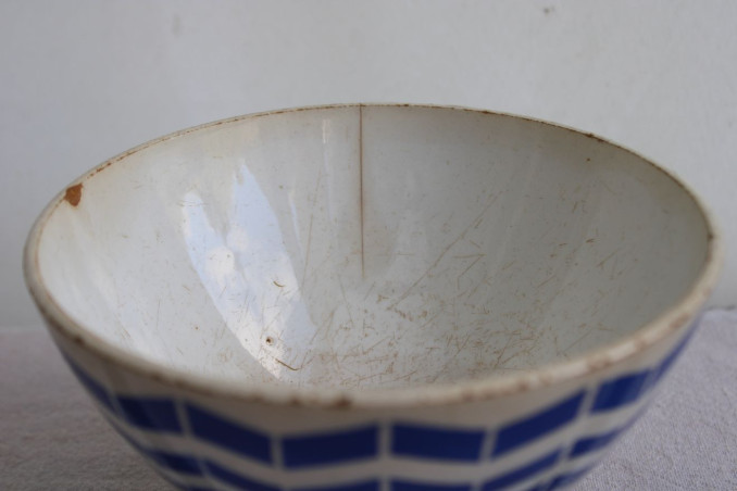 Lot de deux anciens bols en céramique