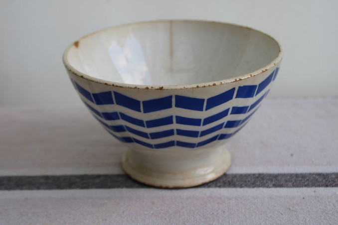 Lot de deux anciens bols en céramique