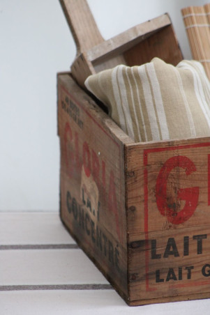 Ancienne caisse de rangement en bois