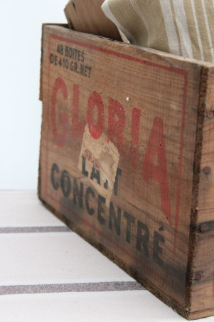 Ancienne caisse de rangement en bois