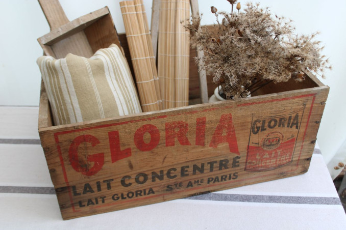 Ancienne caisse de rangement en bois