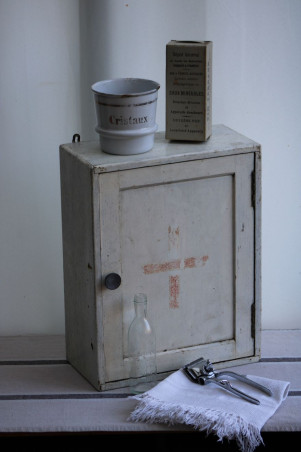 Ancienne armoire à pharmacie en bois