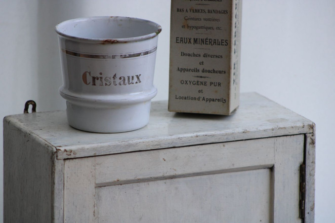 Ancienne armoire à pharmacie en bois