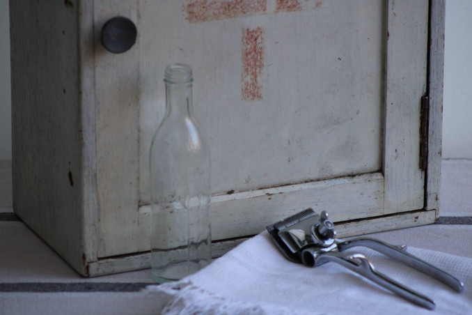 Ancienne armoire à pharmacie en bois