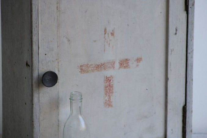 Ancienne armoire à pharmacie en bois