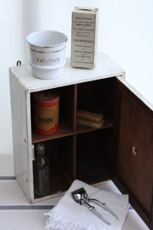 Ancienne armoire à pharmacie en bois