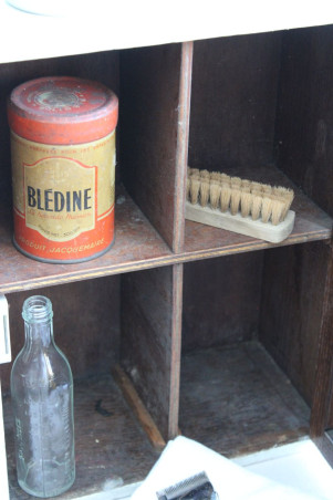 Ancienne armoire à pharmacie en bois