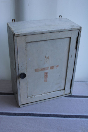 Ancienne armoire à pharmacie en bois
