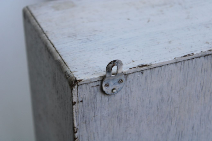Ancienne armoire à pharmacie en bois