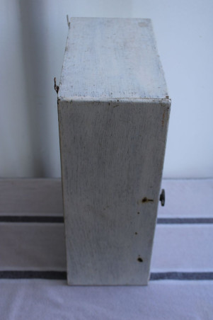 Ancienne armoire à pharmacie en bois